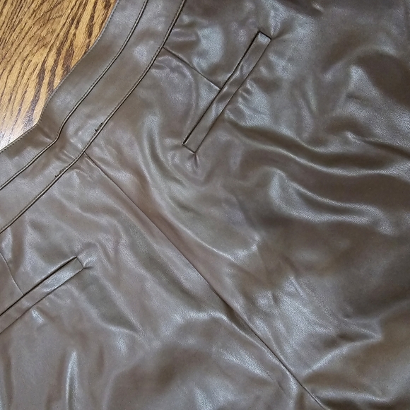 Chocolate faux leather shorts. Large - Picture 4 of 4